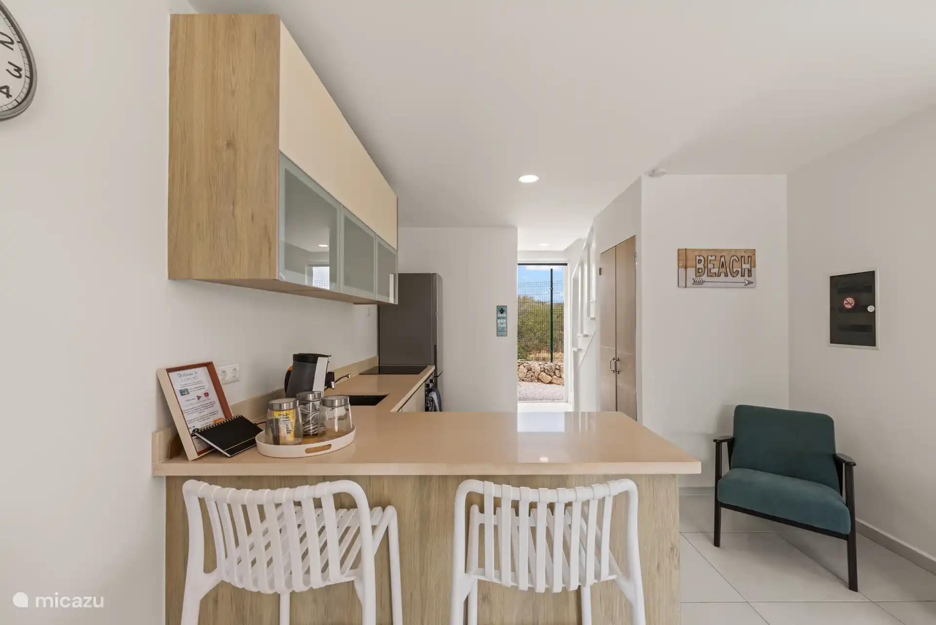 Elegante Einbauküche mit allen notwendigen Geräten – ideal zum komfortablen Kochen während Ihres Aufenthalts.