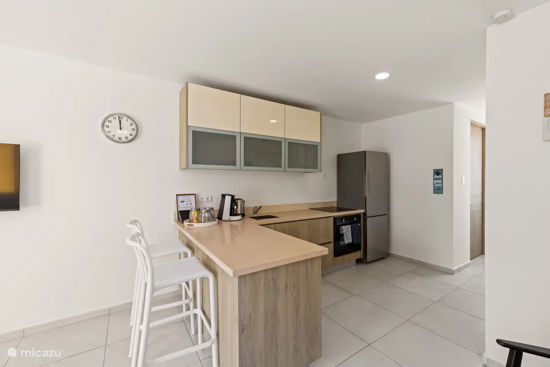 Elegante Einbauküche mit allen notwendigen Geräten – ideal zum komfortablen Kochen während Ihres Aufenthalts.