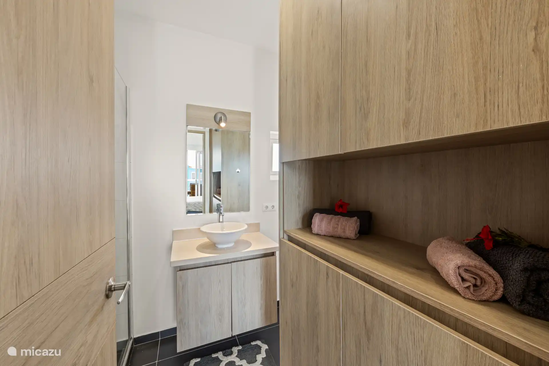 Badezimmer mit Dusche, WC und Waschbecken – alles was man braucht in Reichweite.