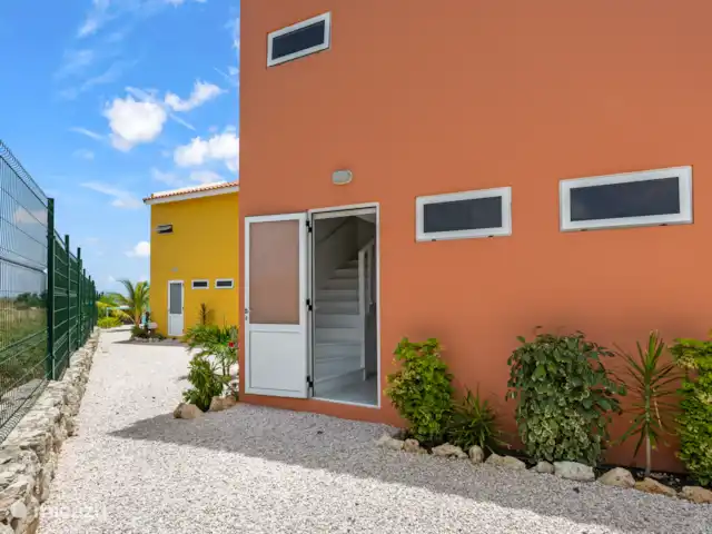 Punta Azul Ocean Resort 6B | Curaçao, Banda Abou (ouest), Westpunt - maison de vacances La façade orange donne à la maison un aspect chaleureux, magnifiquement encastré dans la verdure environnante.