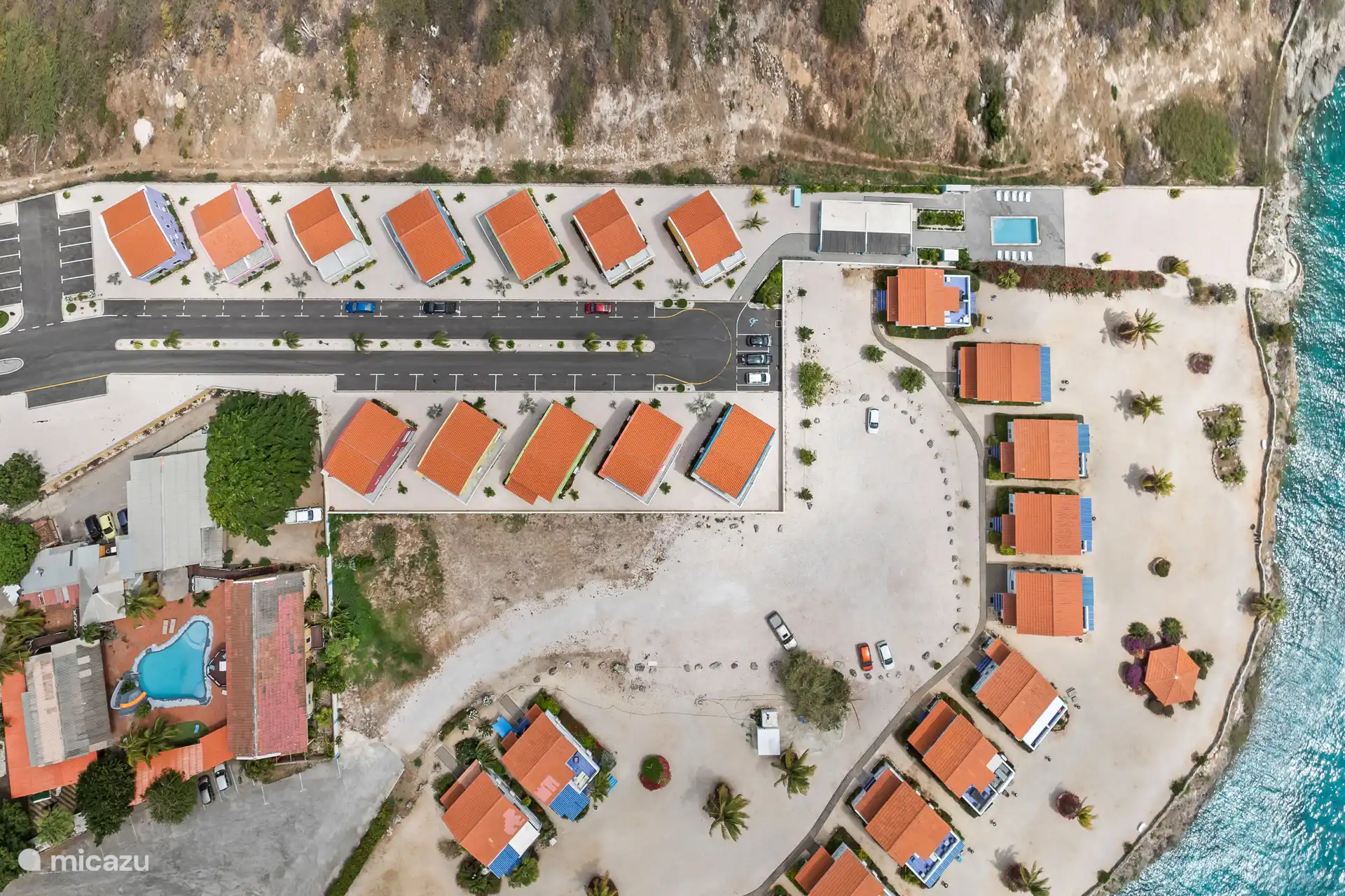 Von oben ist die grüne Lage des Parks deutlich sichtbar – eine Oase der Ruhe und des Raumes.