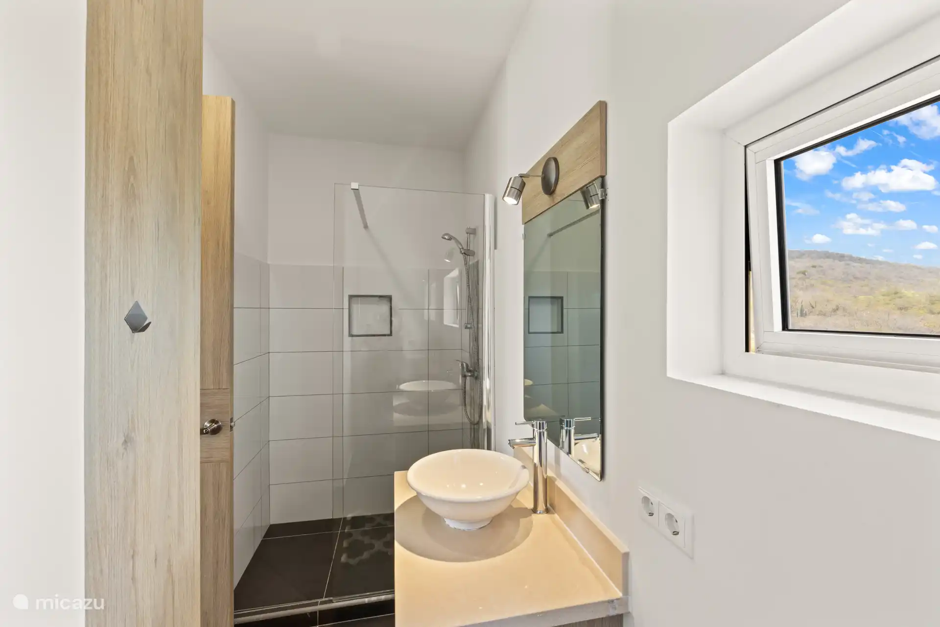 Badezimmer mit Dusche, WC und Waschbecken – alles was man braucht in Reichweite.