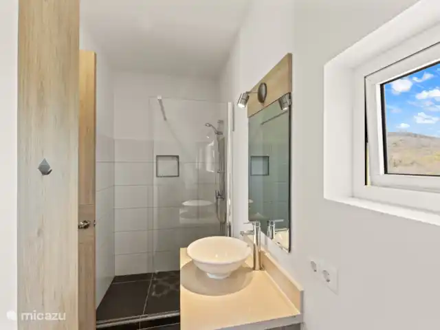 Punta Azul Ocean Resort 6B | Curaçao, Banda Abou (ouest), Westpunt - maison de vacances Salle de bain avec douche, toilettes et lavabo - tout ce dont vous avez besoin à portée de main.