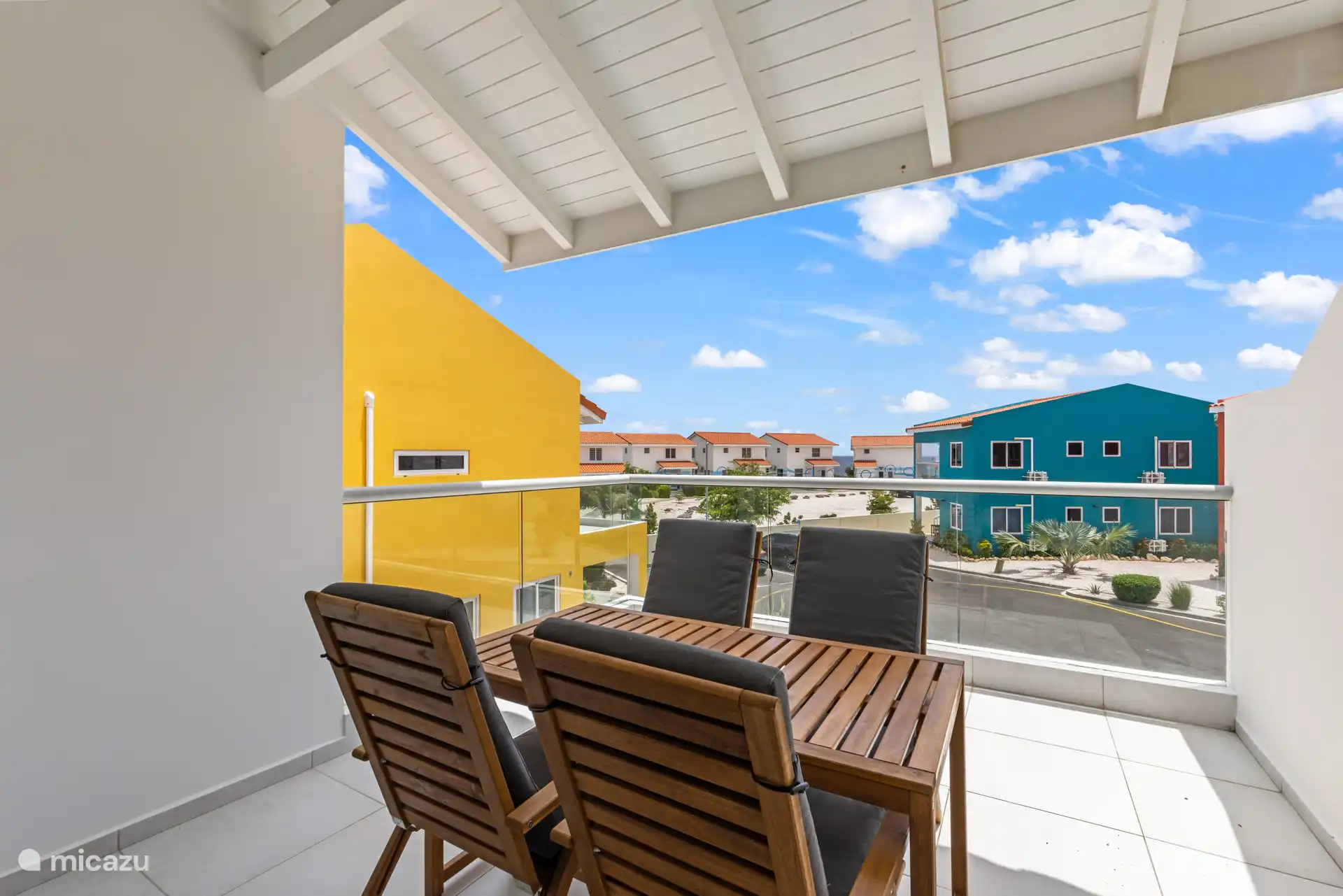 Von der oberen Terrasse aus hat man einen schönen Blick auf die Umgebung – perfekt für einen Drink bei Sonnenuntergang.