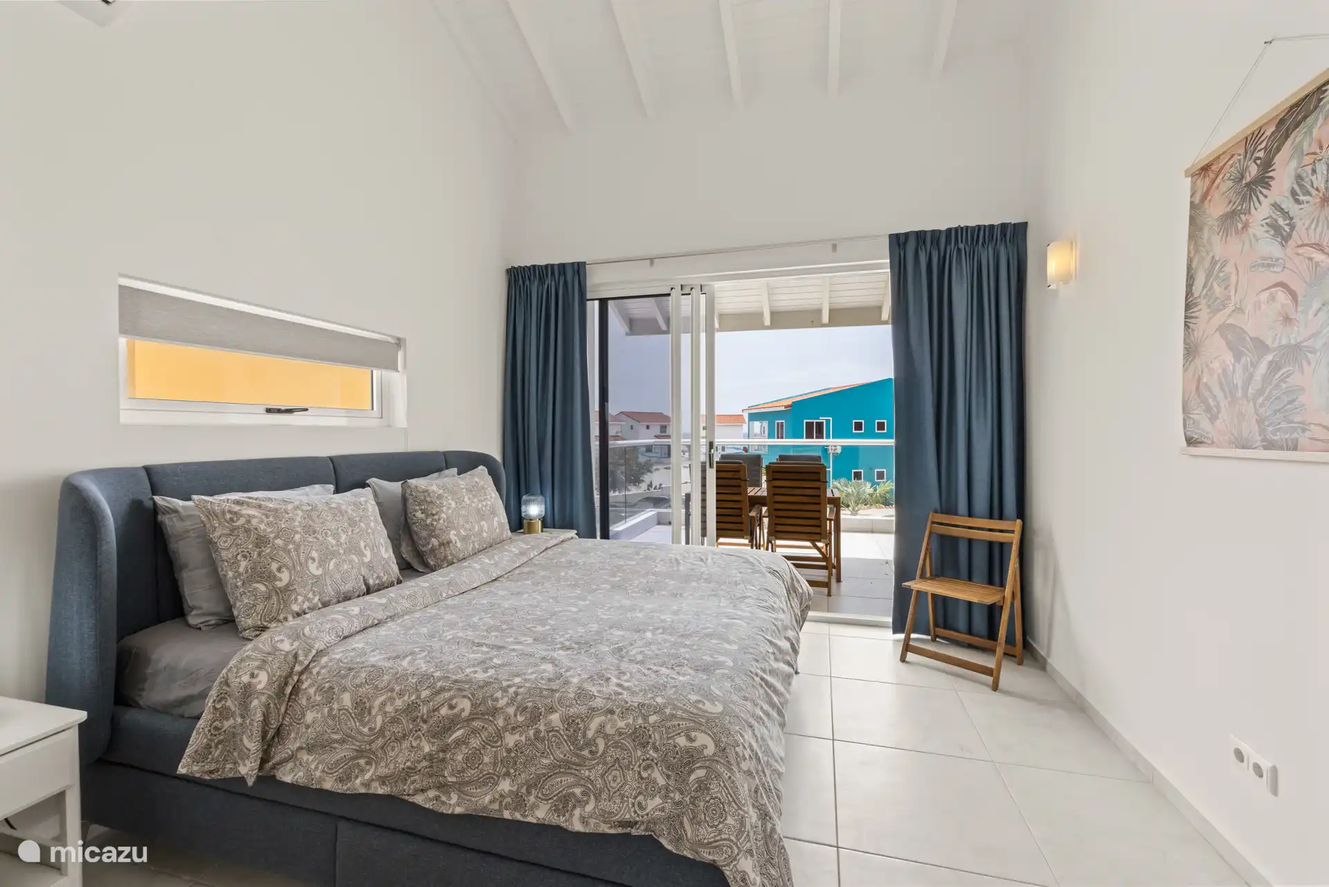 Schlafzimmer mit bequemem Doppelbett – stilvoll eingerichtet und auf einen erholsamen Schlaf ausgerichtet.