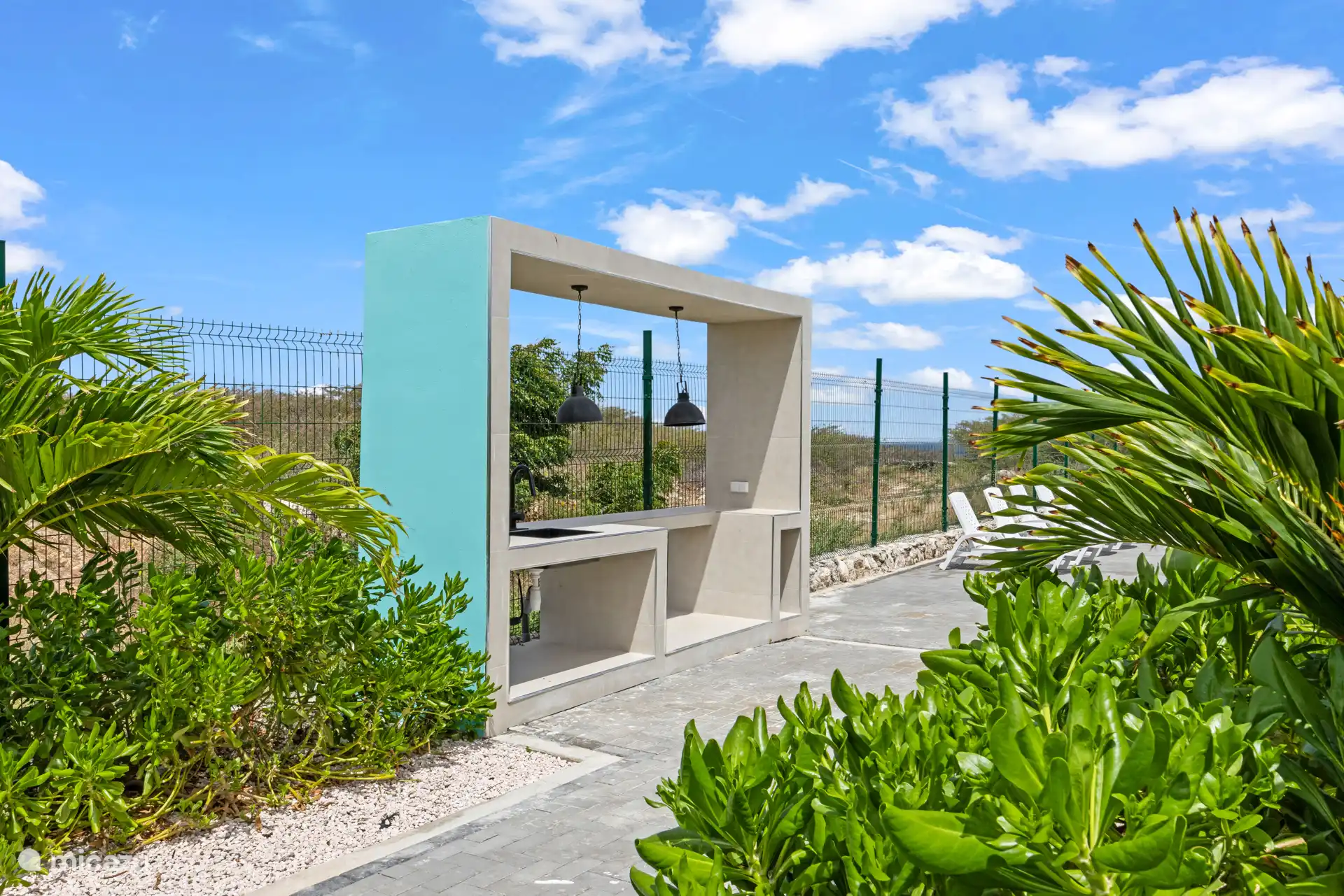 Stilvolles Poolhaus direkt neben dem Pool – ideal für Schatten, Entspannung und zusätzlichen Komfort.