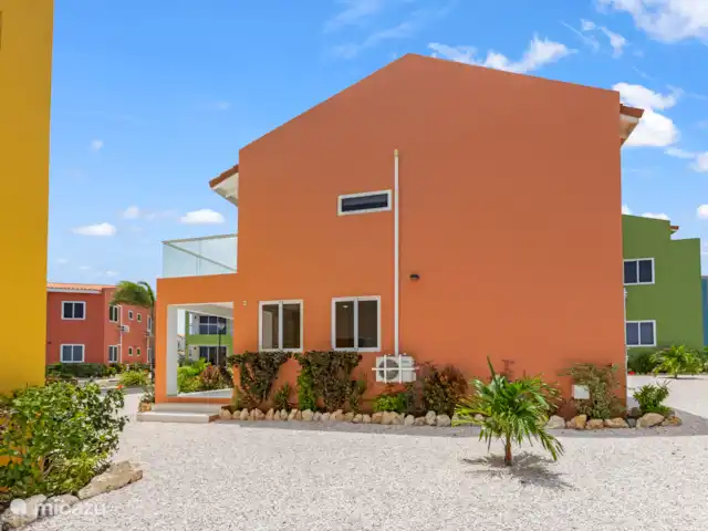 Punta Azul Ocean Resort 6B | Curaçao, Banda Abou (ouest), Westpunt - maison de vacances La façade orange donne à la maison un aspect chaleureux, magnifiquement encastré dans la verdure environnante.