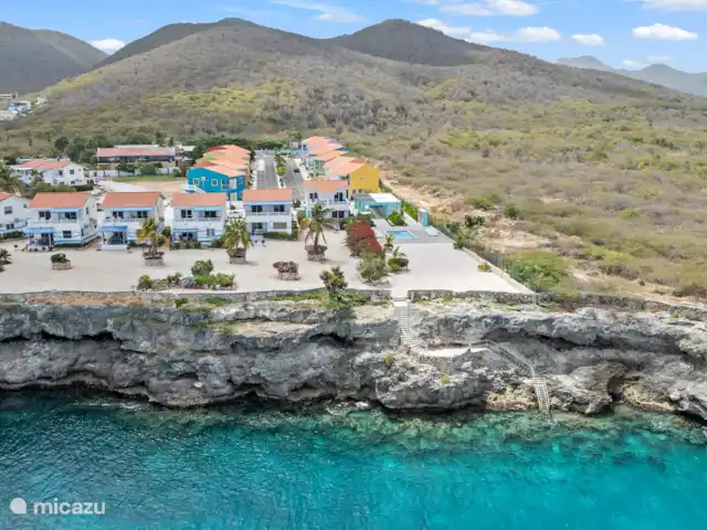 Punta Azul Ocean Resort 6B | Curaçao, Banda Abou (ouest), Westpunt - maison de vacances Vue de dessus du parc avec emplacement direct au bord de la mer - entouré de verdure et de tranquillité.