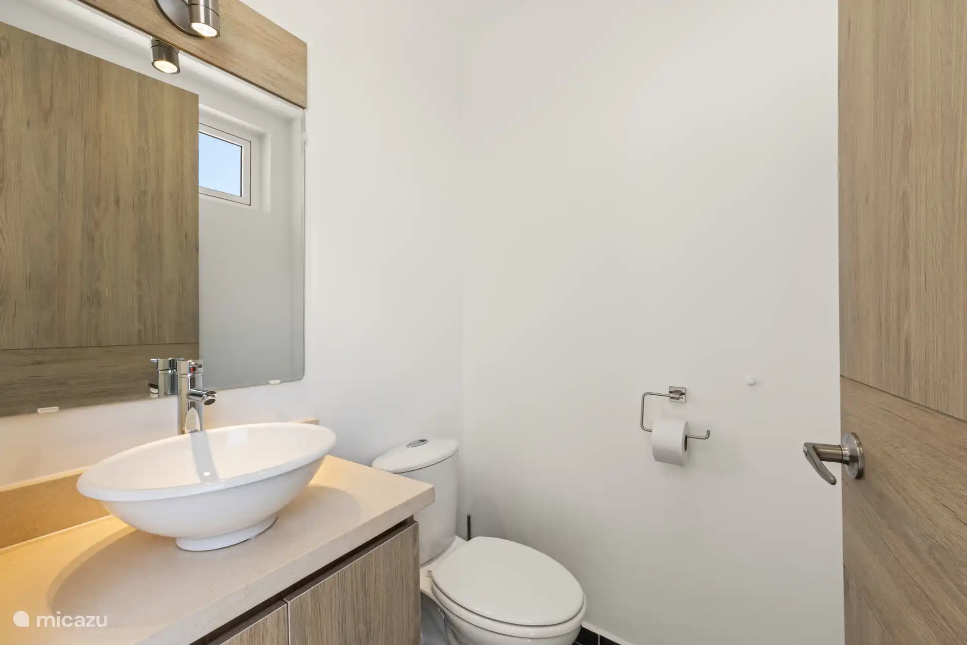 Badezimmer mit Dusche, WC und Waschbecken – alles was man braucht in Reichweite.