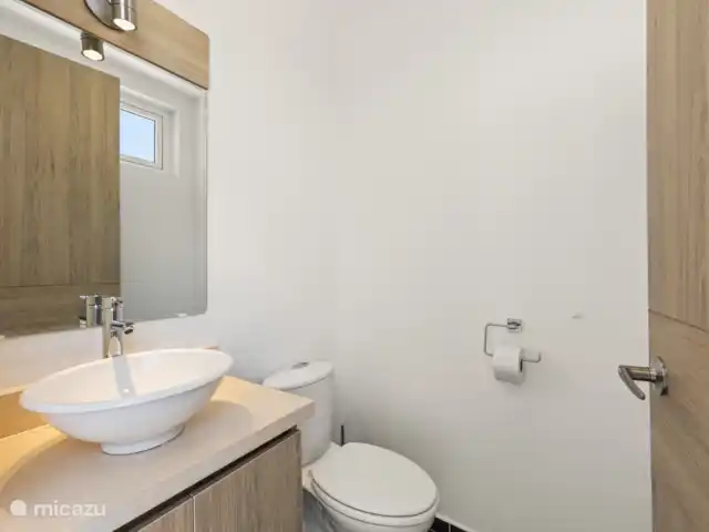 Punta Azul Ocean Resort 6B | Curaçao, Banda Abou (ouest), Westpunt - maison de vacances Salle de bain avec douche, toilettes et lavabo - tout ce dont vous avez besoin à portée de main.