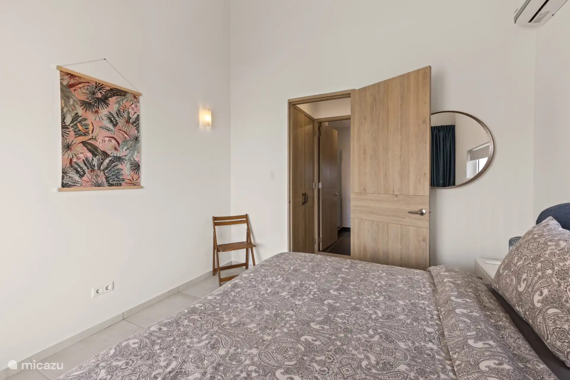 Schlafzimmer mit bequemem Doppelbett – stilvoll eingerichtet und auf einen erholsamen Schlaf ausgerichtet.