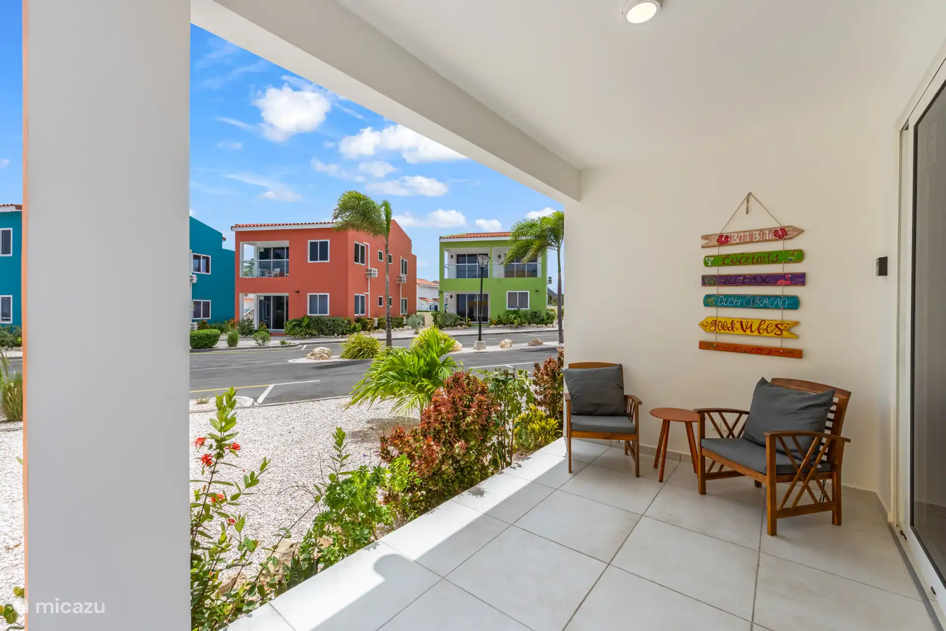 Großzügige Terrasse mit bequemen Sitzgelegenheiten – ideal für ein Frühstück in der Sonne oder lange Abende im Freien.