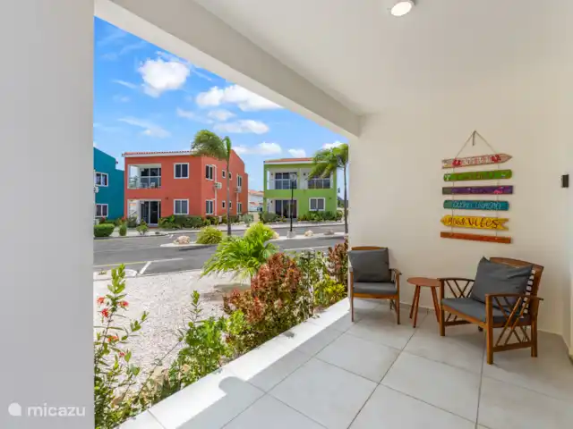 Punta Azul Ocean Resort 6B | Curaçao, Banda Abou (ouest), Westpunt - maison de vacances Terrasse spacieuse avec des sièges confortables - idéale pour le petit-déjeuner au soleil ou les longues soirées à l’extérieur.