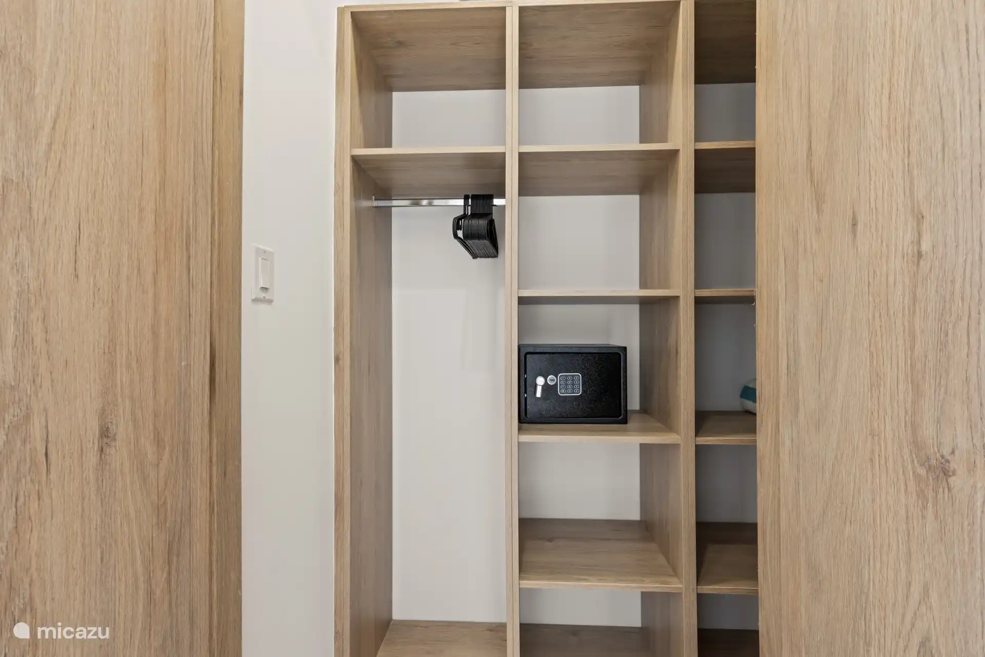 Das Schlafzimmer ist mit einem Kleiderschrank inklusive Safe ausgestattet.