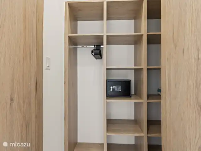 Punta Azul Ocean Resort 6B | Curaçao, Banda Abou (ouest), Westpunt - maison de vacances La chambre est équipée d’une armoire comprenant un coffre-fort.