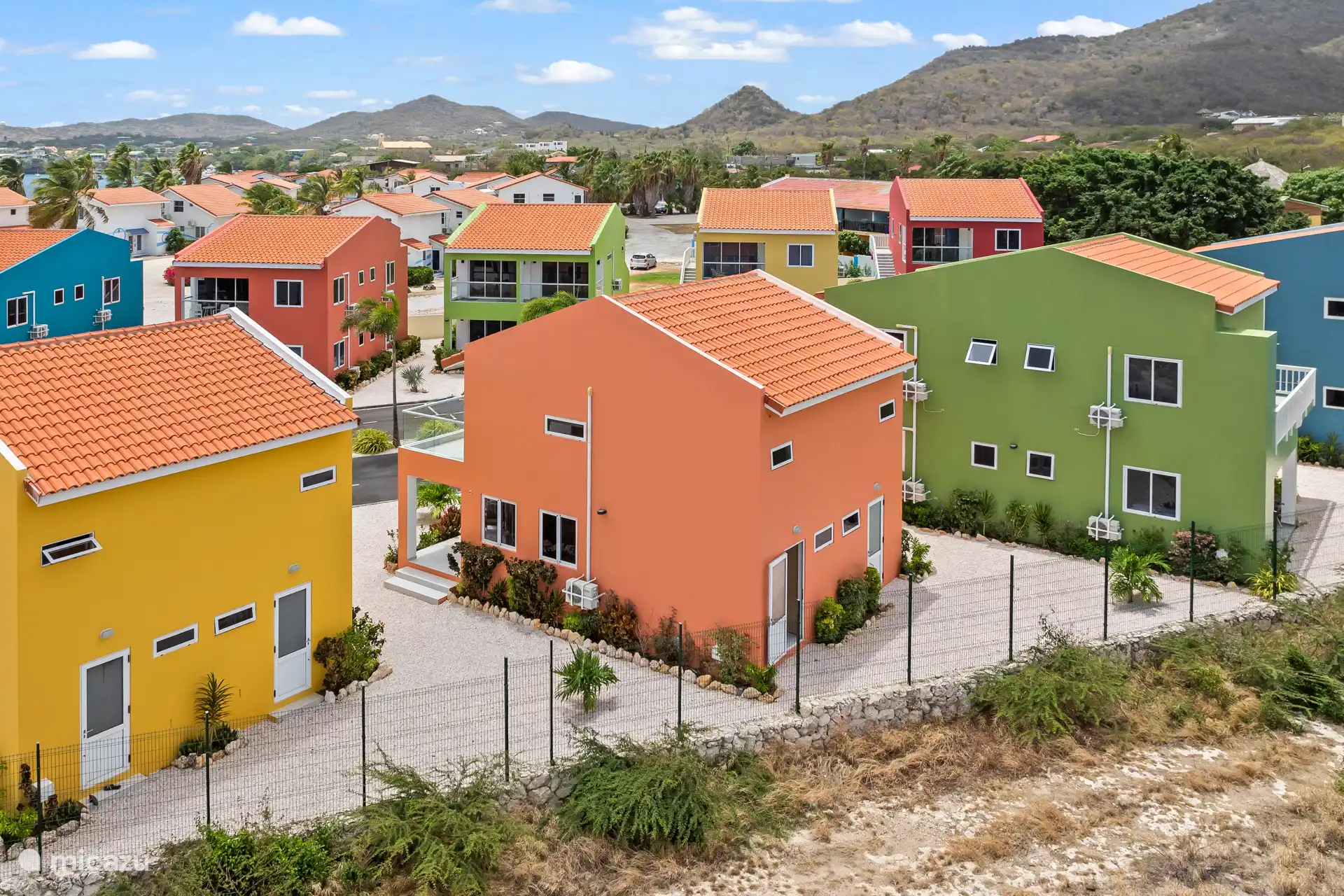 Von oben ist die grüne Lage des Parks deutlich sichtbar – eine Oase der Ruhe und des Raumes.