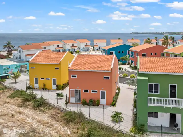 Punta Azul Ocean Resort 6B | Curaçao, Banda Abou (ouest), Westpunt - maison de vacances D’en haut, l’emplacement verdoyant du parc est clairement visible – une oasis de paix et d’espace.