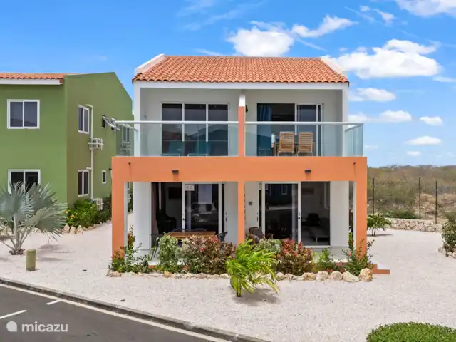 Punta Azul Ocean Resort 6B | Curaçao, Banda Abou (ouest), Westpunt - maison de vacances La façade orange donne à la maison un aspect chaleureux, magnifiquement encastré dans la verdure environnante.