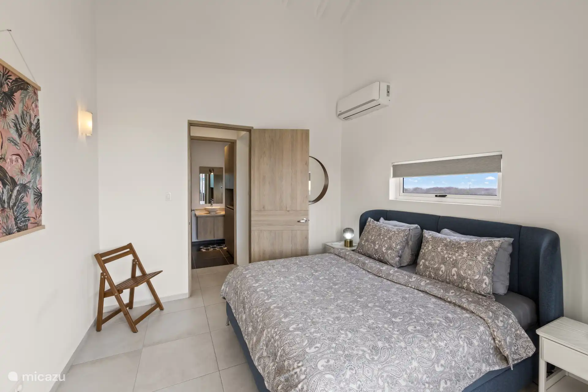 Schlafzimmer mit bequemem Doppelbett – stilvoll eingerichtet und auf einen erholsamen Schlaf ausgerichtet.