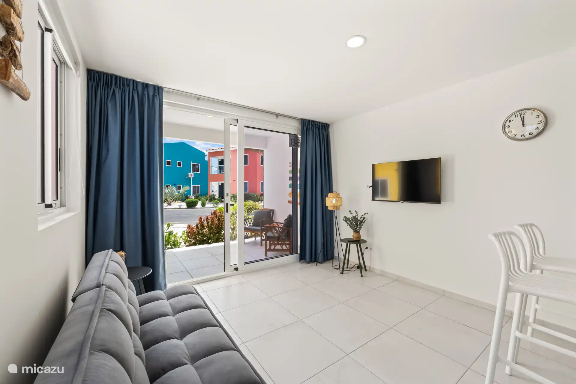 Geräumiges und ansprechend eingerichtetes Wohnzimmer mit gemütlicher Sitzecke – ideal zum Entspannen nach einem Tag im Freien.