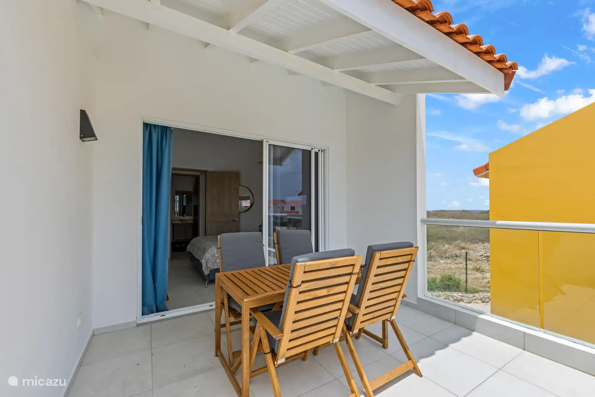 Von der oberen Terrasse aus hat man einen schönen Blick auf die Umgebung – perfekt für einen Drink bei Sonnenuntergang.