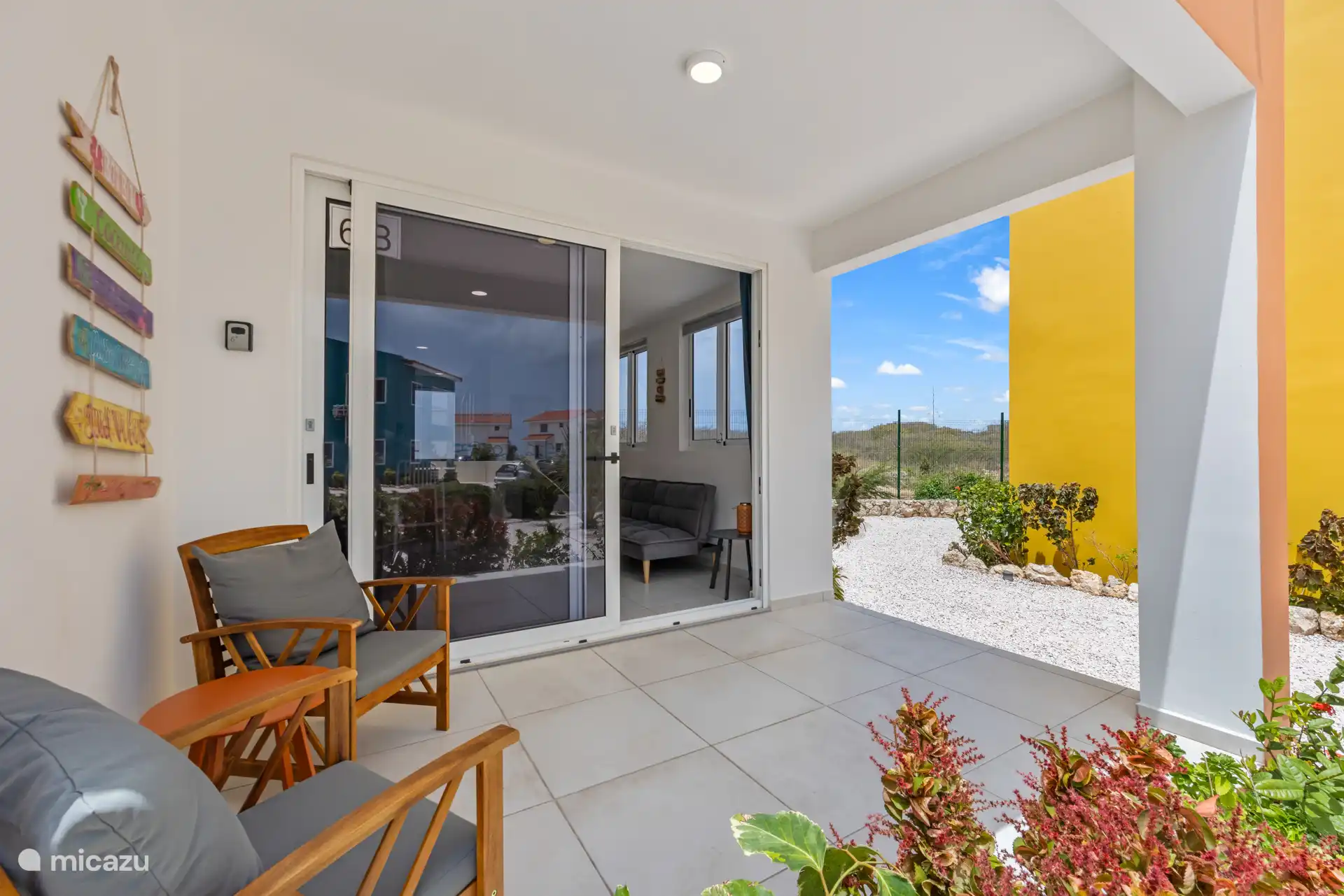 Großzügige Terrasse mit bequemen Sitzgelegenheiten – ideal für ein Frühstück in der Sonne oder lange Abende im Freien.