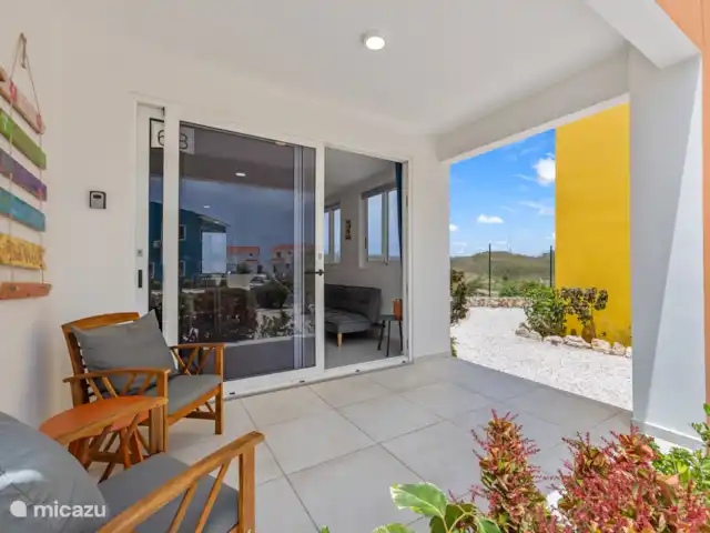 Punta Azul Ocean Resort 6B | Curaçao, Banda Abou (ouest), Westpunt - maison de vacances Terrasse spacieuse avec des sièges confortables - idéale pour le petit-déjeuner au soleil ou les longues soirées à l’extérieur.