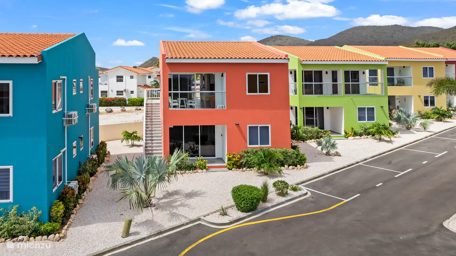 Dieses rote Haus fällt sofort ins Auge und verbindet Farbe mit Komfort in einer natürlichen Umgebung.