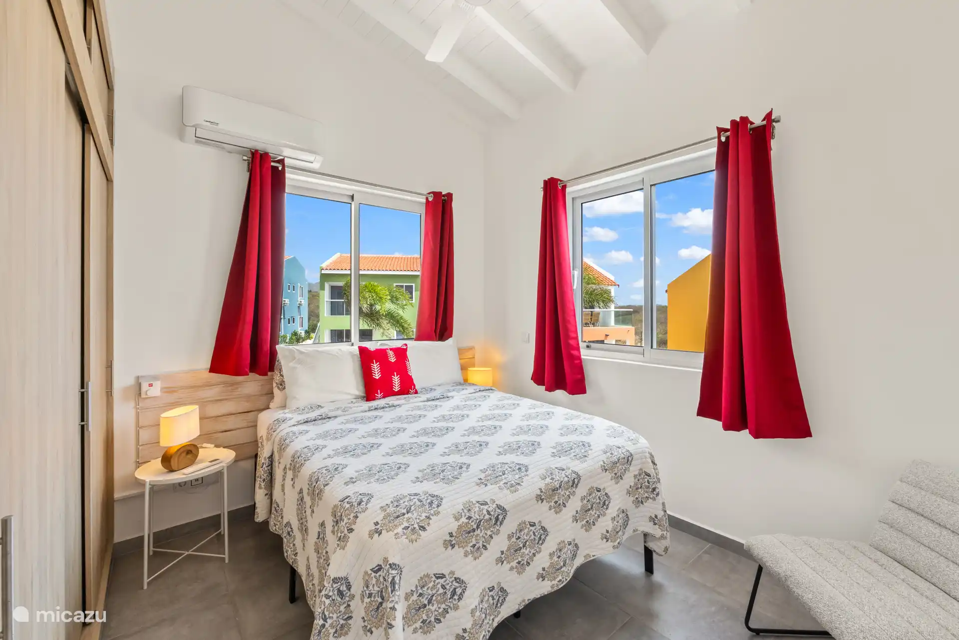 Geräumiges Doppelzimmer mit viel Tageslicht – ein ruhiger Ort zum Entspannen.