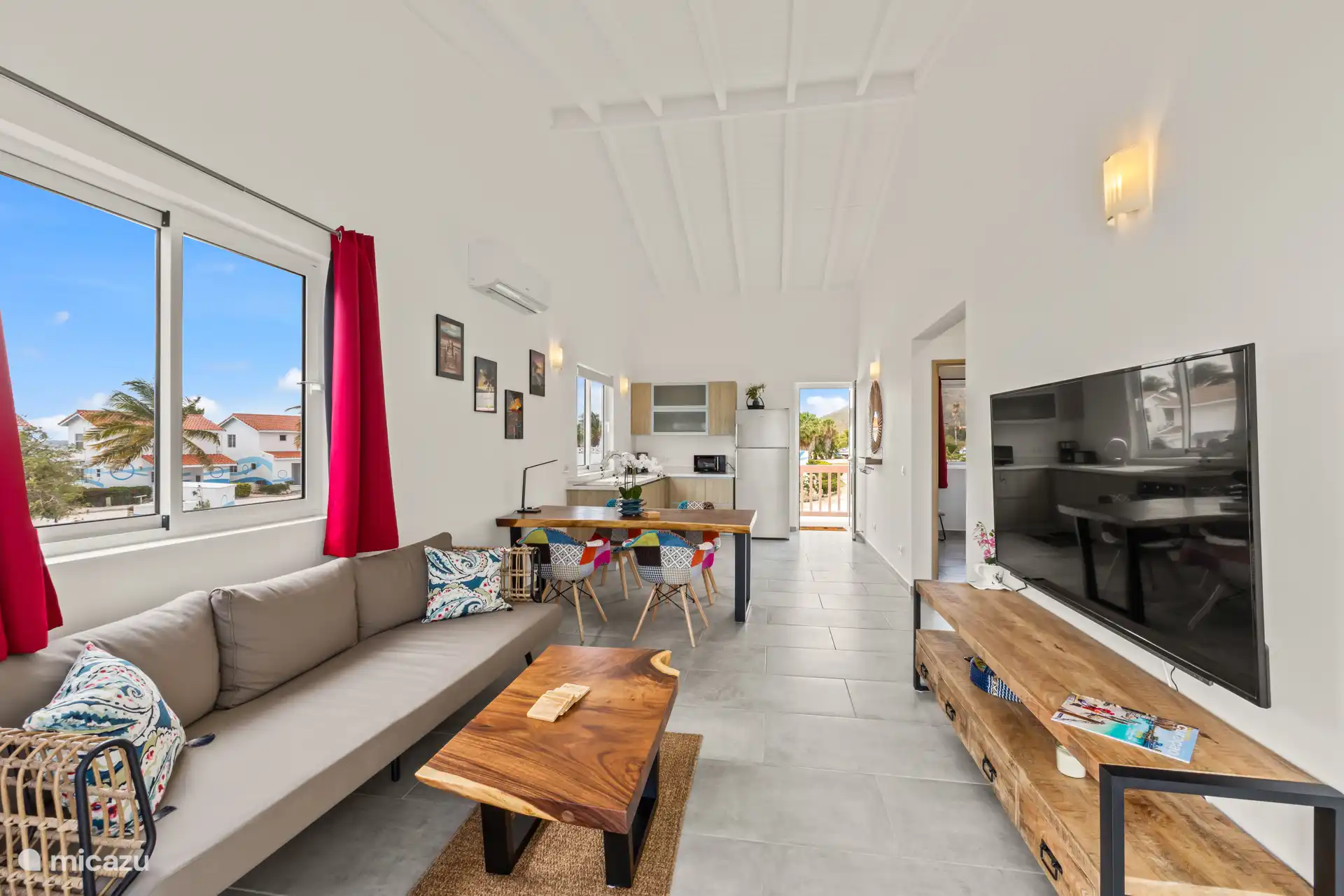 Gepflegtes Wohnzimmer mit Fernseher, geräumigem Sofa und ansprechender Einrichtung – perfekt für entspannte Momente.