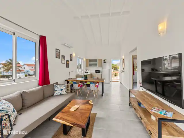 Seabreeze 10B - Punta Azul Ocean Re | Curaçao, Banda Abou (ouest), Westpunt - maison de vacances Salon bien entretenu avec télévision, canapé spacieux et décoration attrayante - parfait pour des moments de détente.