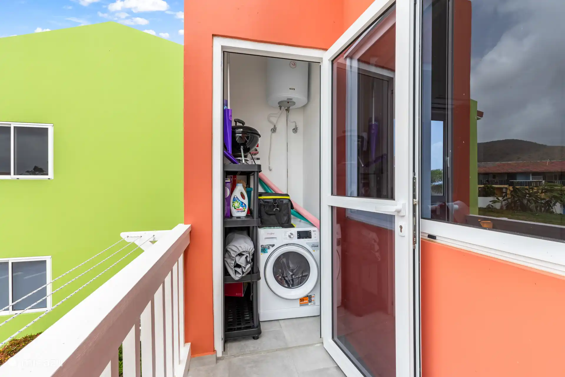 Separate Waschküche mit eigener Waschmaschine – ideal für längere Aufenthalte und täglichen Komfort.