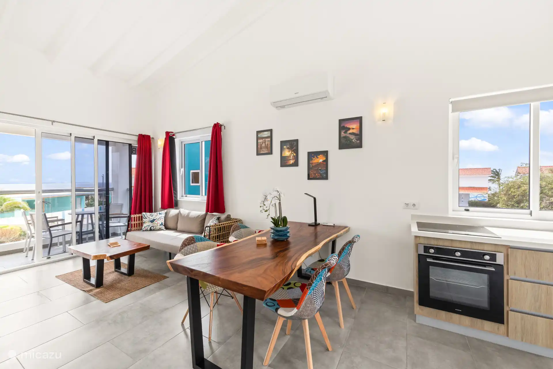 Gepflegtes Wohnzimmer mit Fernseher, geräumigem Sofa und ansprechender Einrichtung – perfekt für entspannte Momente.