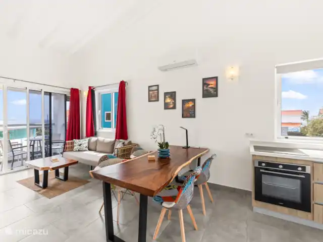 Seabreeze 10B - Punta Azul Ocean Re | Curaçao, Banda Abou (ouest), Westpunt - maison de vacances Salon bien entretenu avec télévision, canapé spacieux et décoration attrayante - parfait pour des moments de détente.