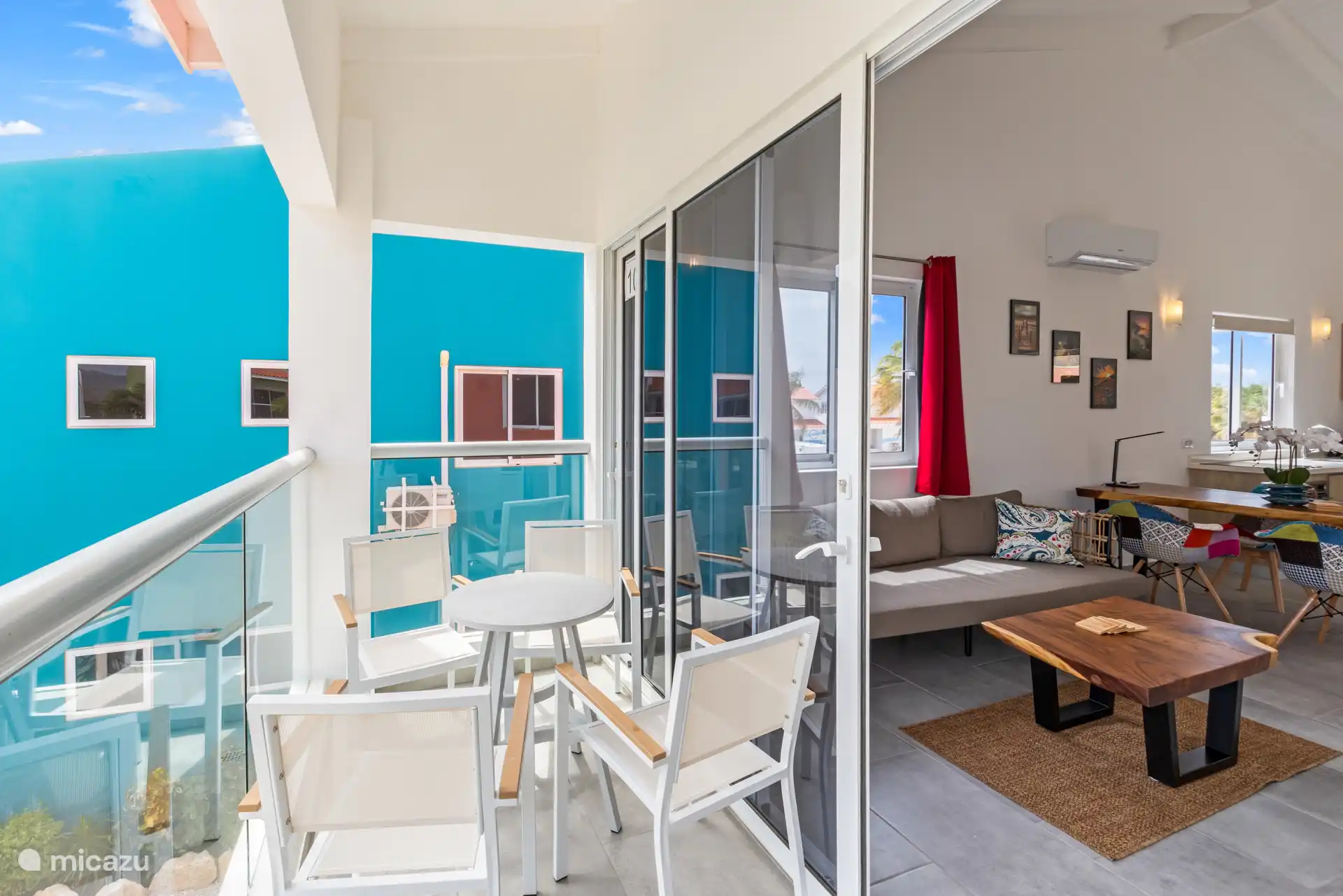 Großzügiger Balkon mit Sitzgelegenheit – perfekt, um die Aussicht und die frische Luft zu genießen.