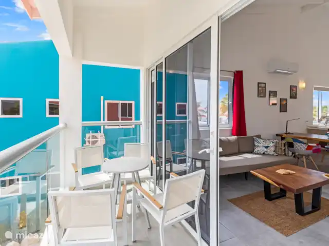 Seabreeze 10B - Punta Azul Ocean Re | Curaçao, Banda Abou (ouest), Westpunt - maison de vacances Balcon spacieux avec sièges - parfait pour profiter de la vue et de l’air frais.