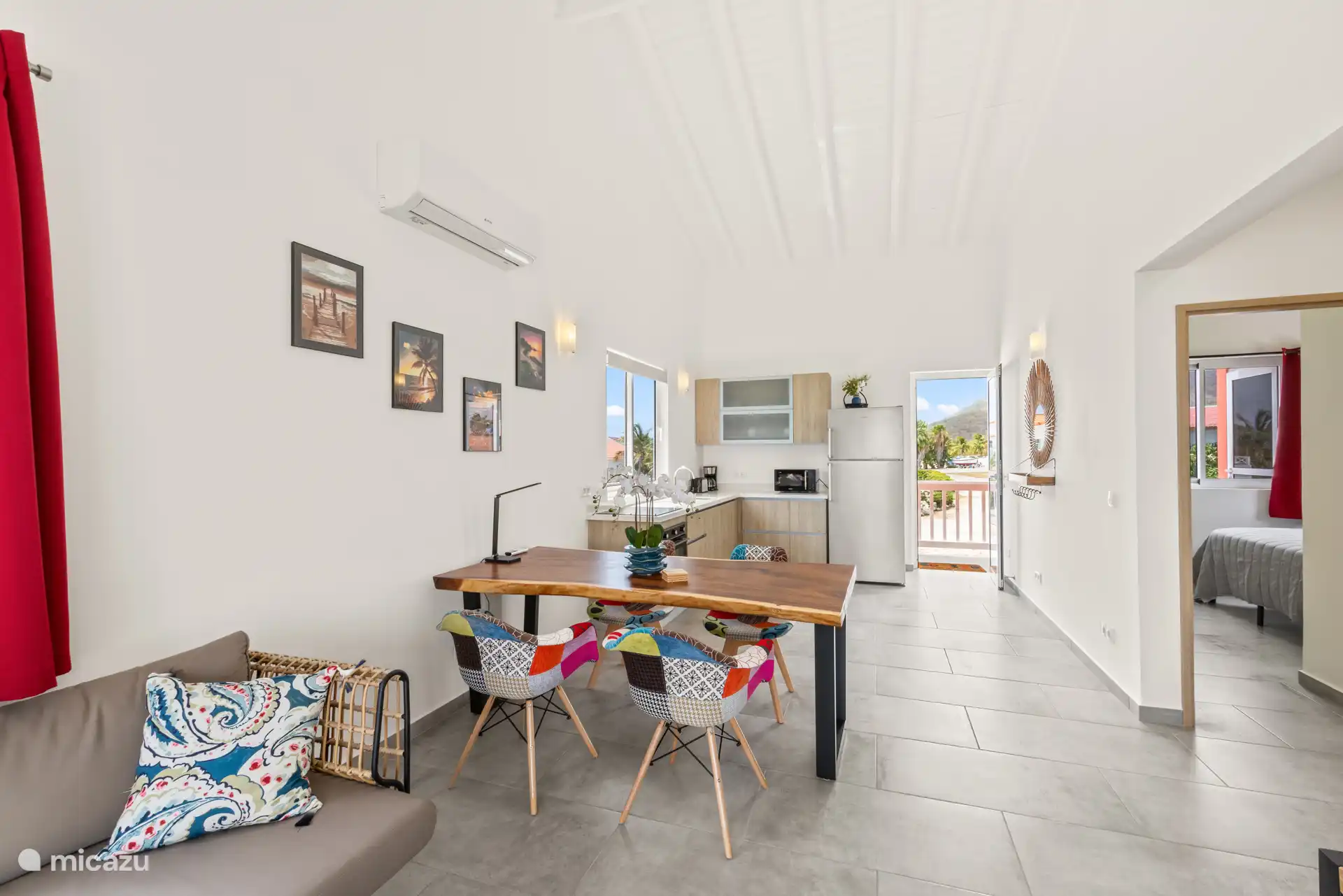 Gepflegter Essbereich mit Esstisch und bequemen Stühlen – ideal für gemeinsame Mahlzeiten.