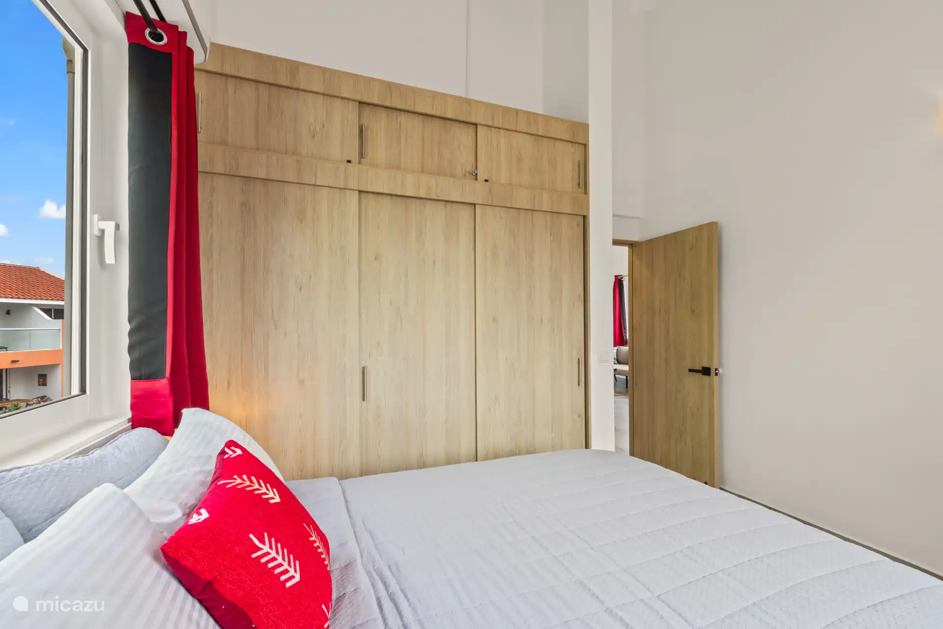 Geräumiges Doppelzimmer mit viel Tageslicht – ein ruhiger Ort zum Entspannen.