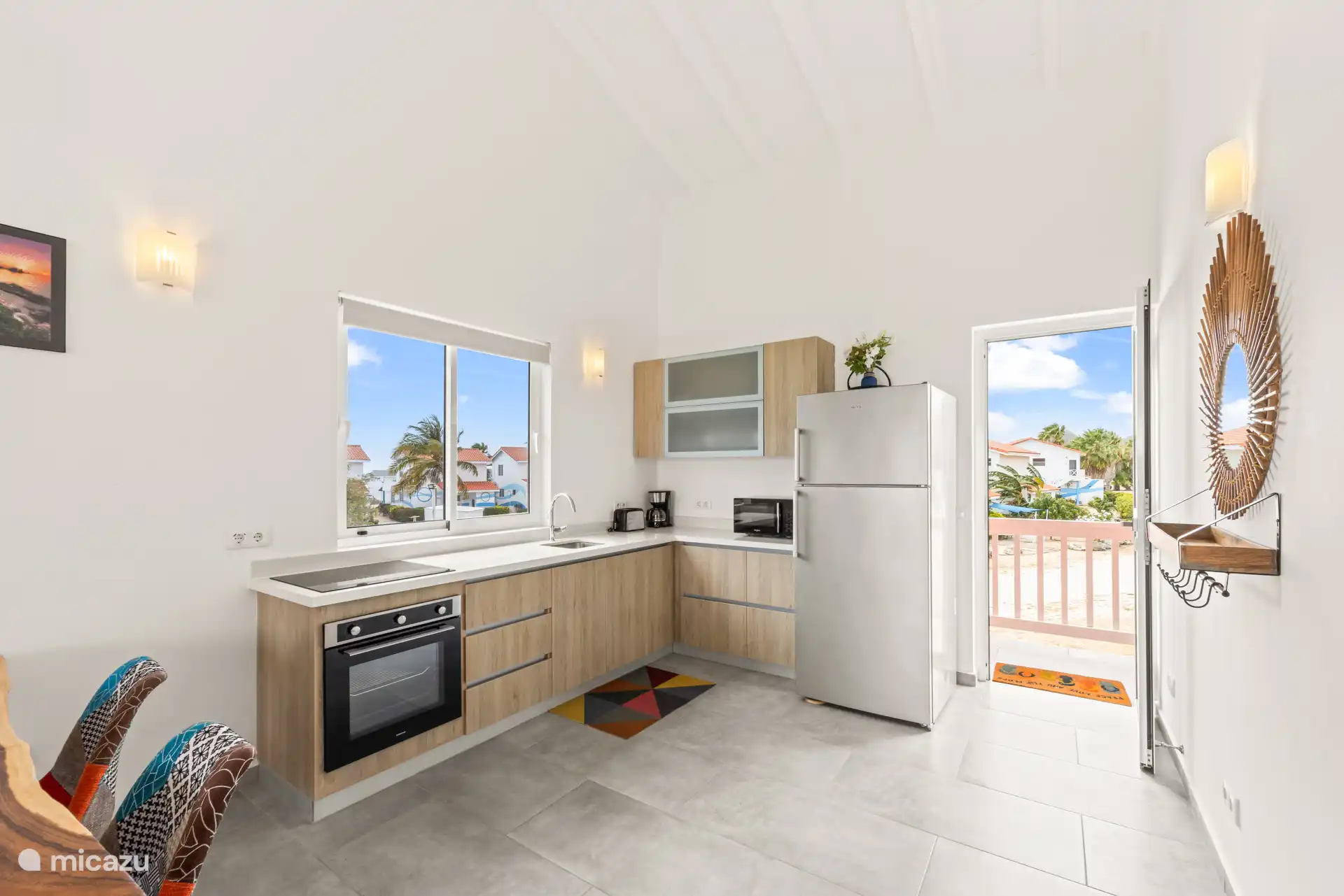 Elegante Einbauküche mit allen notwendigen Geräten – ideal zum komfortablen Kochen während Ihres Aufenthalts.