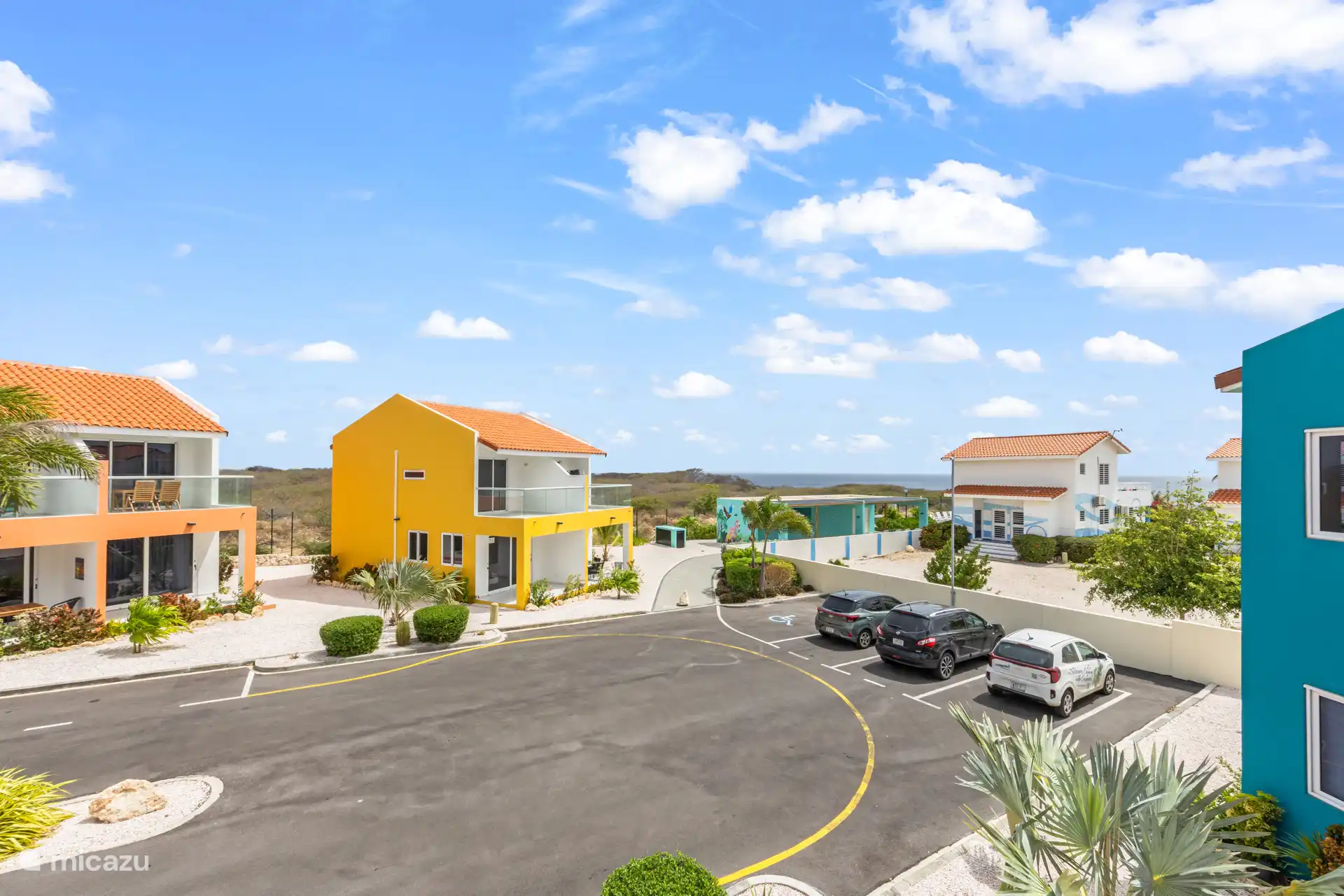 Großzügiger Balkon mit Sitzgelegenheit – perfekt, um die Aussicht und die frische Luft zu genießen.