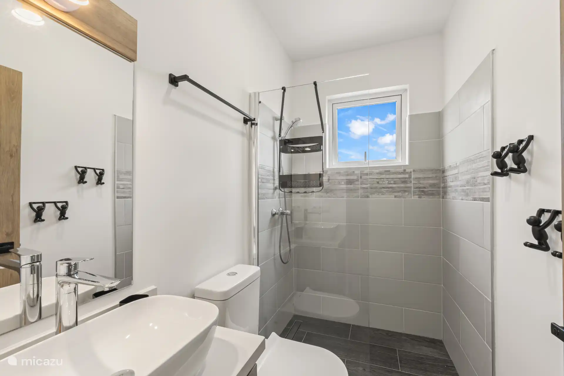 Badezimmer mit Dusche, WC und Waschbecken – alles was man braucht in Reichweite.