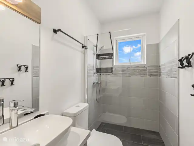 Seabreeze 10B - Punta Azul Ocean Re | Curaçao, Banda Abou (ouest), Westpunt - maison de vacances Salle de bain avec douche, toilettes et lavabo - tout ce dont vous avez besoin à portée de main.