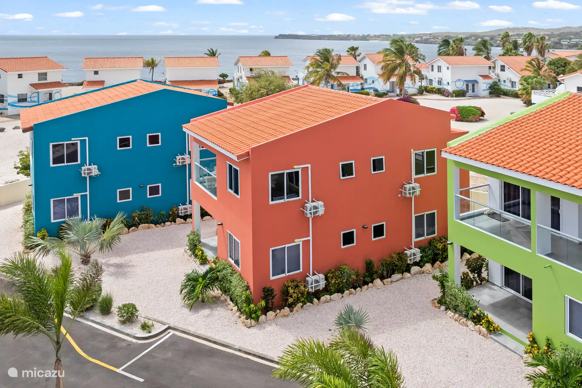 Dieses rote Haus fällt sofort ins Auge und verbindet Farbe mit Komfort in einer natürlichen Umgebung.