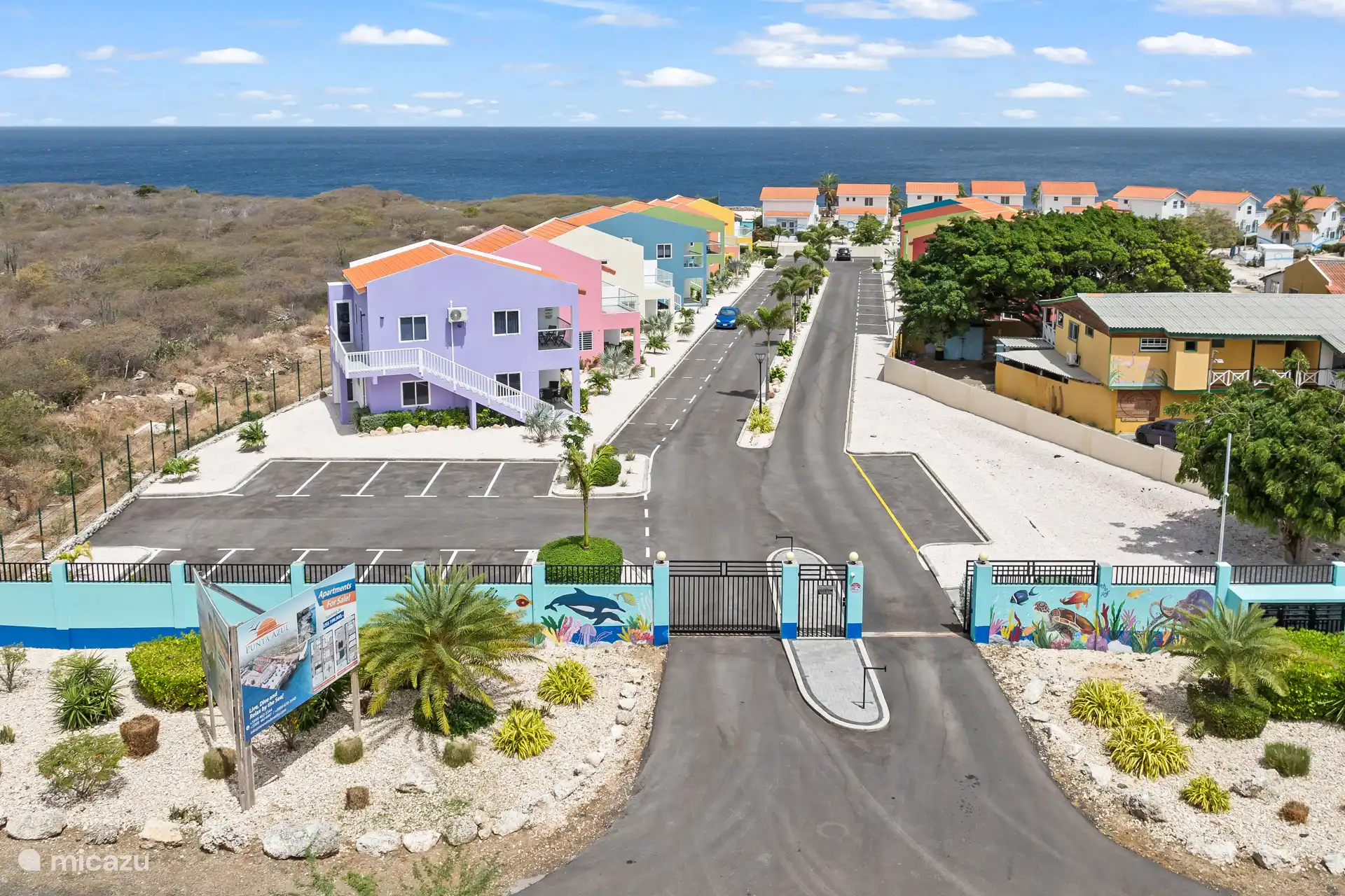 Von oben ist die grüne Lage des Parks deutlich sichtbar – eine Oase der Ruhe und des Raumes.