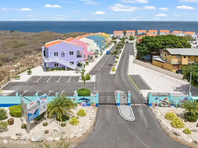 Seabreeze 10B - Punta Azul Ocean Re | Curaçao, Banda Abou (ouest), Westpunt - maison de vacances D’en haut, l’emplacement verdoyant du parc est clairement visible – une oasis de paix et d’espace.