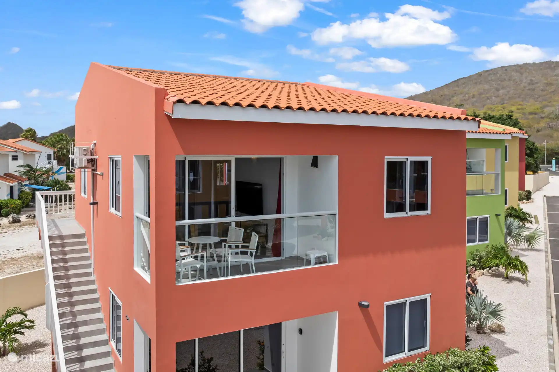 Dieses rote Haus fällt sofort ins Auge und verbindet Farbe mit Komfort in einer natürlichen Umgebung.