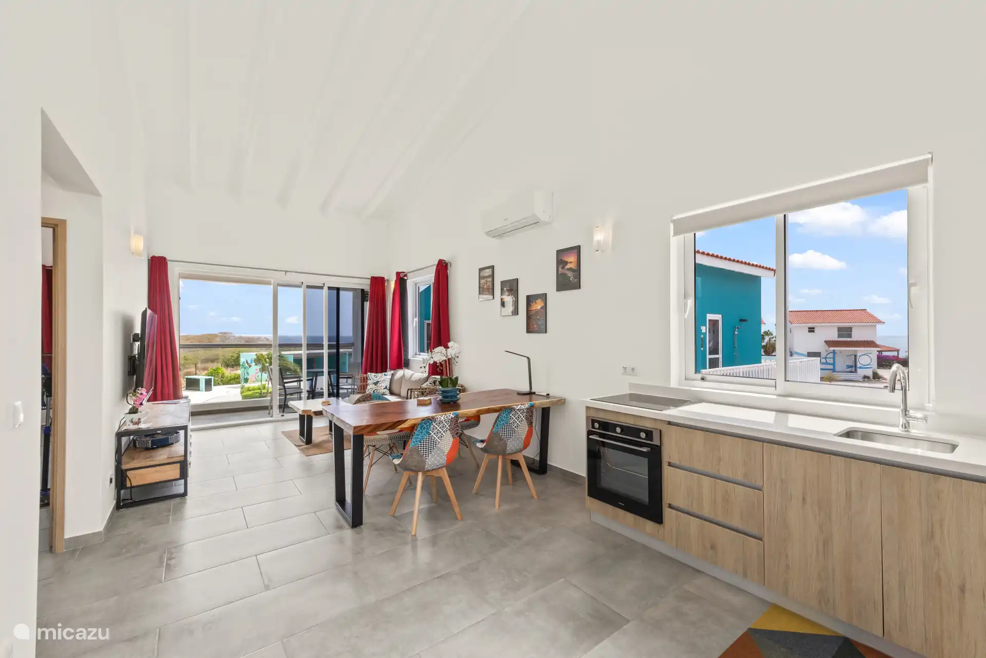 Elegante Einbauküche mit allen notwendigen Geräten – ideal zum komfortablen Kochen während Ihres Aufenthalts.