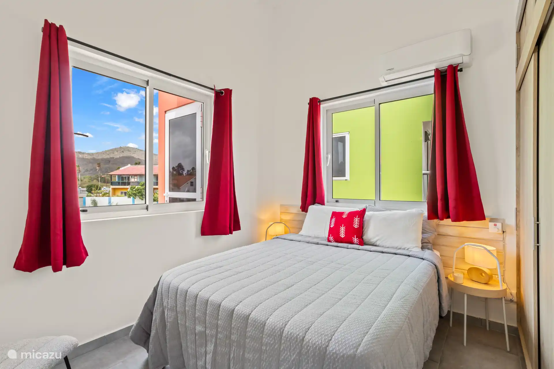 Geräumiges Doppelzimmer mit viel Tageslicht – ein ruhiger Ort zum Entspannen.