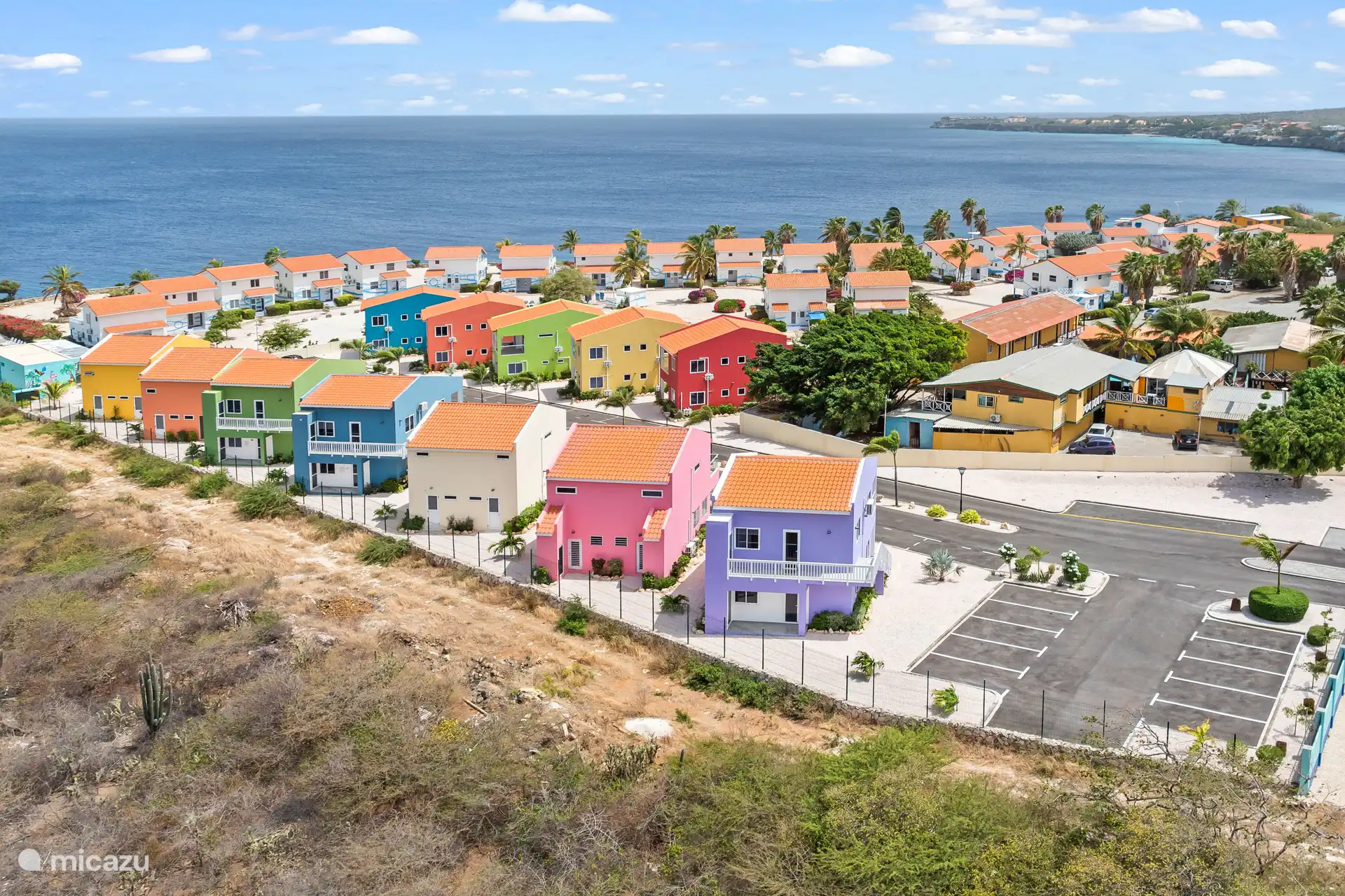 Von oben ist die grüne Lage des Parks deutlich sichtbar – eine Oase der Ruhe und des Raumes.