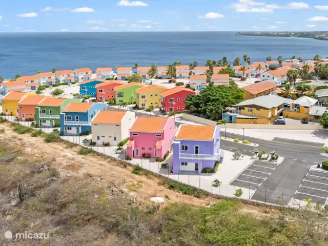 Seabreeze 10B - Punta Azul Ocean Re | Curaçao, Banda Abou (ouest), Westpunt - maison de vacances D’en haut, l’emplacement verdoyant du parc est clairement visible – une oasis de paix et d’espace.